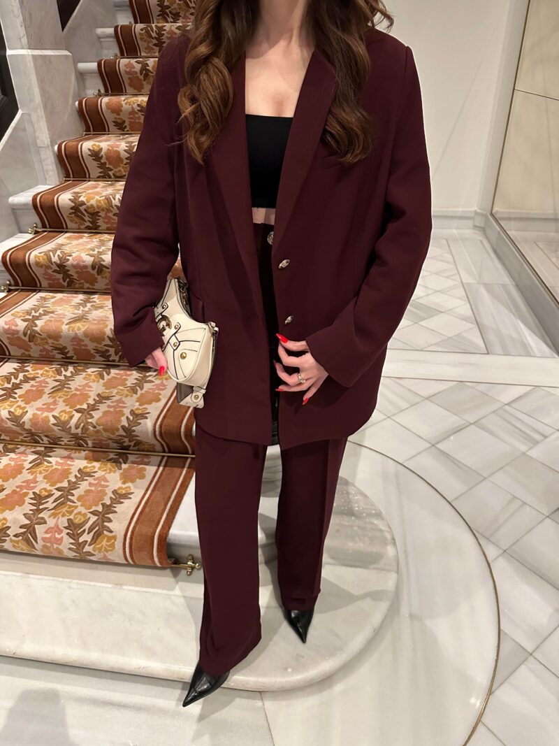 Costume burgundy avec boutons dorés - Image 2