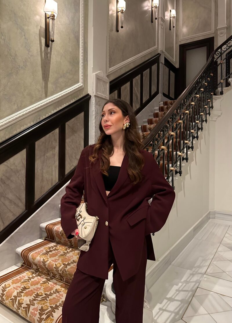Costume burgundy avec boutons dorés - Image 6