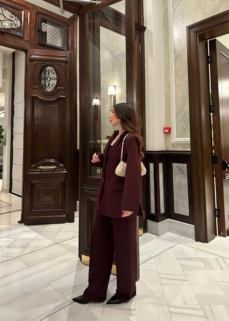 Costume burgundy avec boutons dorés - Image 3