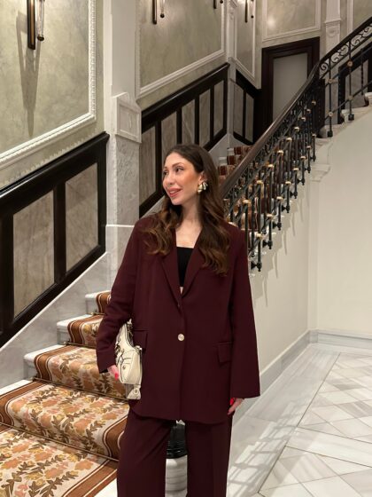Costume burgundy avec boutons dorés