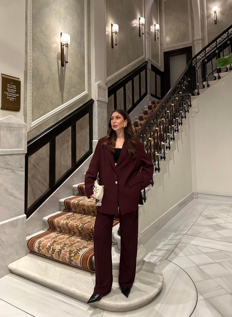 Costume burgundy avec boutons dorés - Image 8